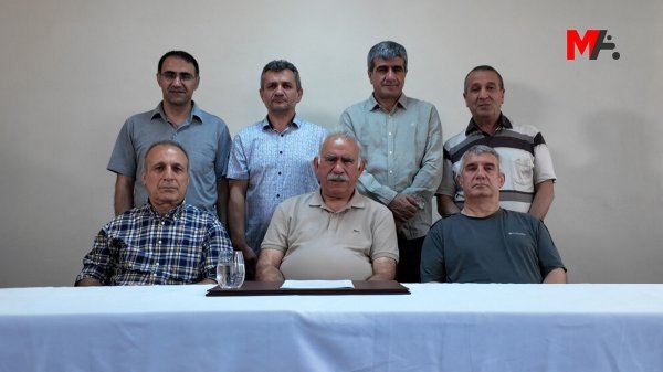 Abdullah Öcalan (sjedi u sredini)