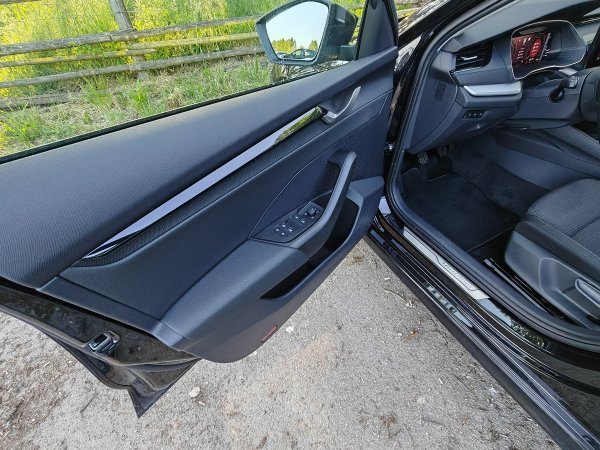 Škoda Octavia FL Selection 2.0 TDI - lišobran je standardno u okviru prednjih vozačkih vrata