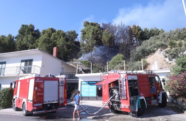 Požar u Podstrani, dignut je kanader