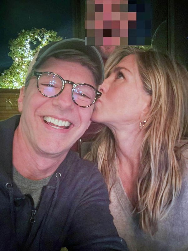 Jennifer Aniston i Sean Hayes u društvu zamagljenog Curtisa