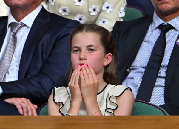 Princeza Charlotte s ružičastim lakom na noktima.