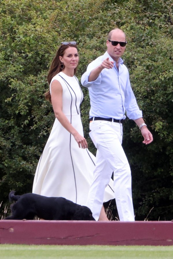 Kate Middleton 2022. na humanitarnom polo turniru u bijeloj haljini sa crnim detaljima