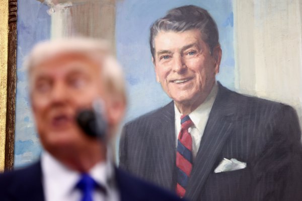 Donald Trump ispred slike Ronalda Reagana