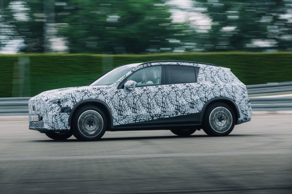 Ola Källenius s voditeljicom Sarah Harman testira potpuno novi električni GLC