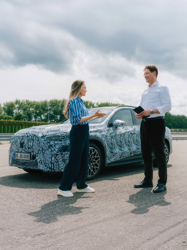 Ola Källenius s voditeljicom Sarah Harman testira potpuno novi električni GLC