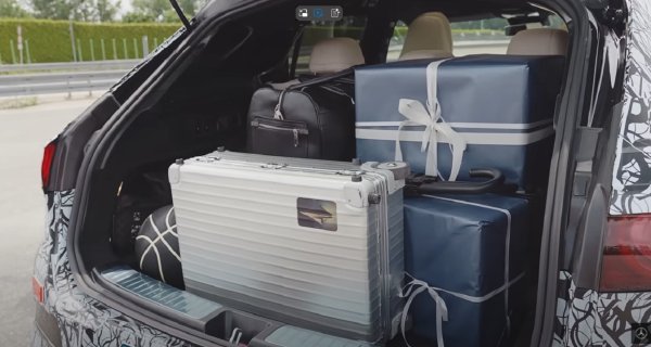 Ola Källenius s voditeljicom Sarah Harman testira potpuno novi električni GLC