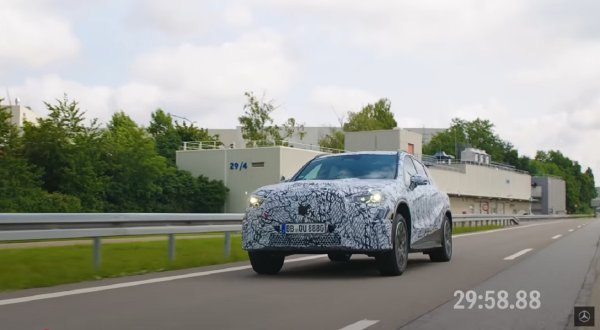 Ola Källenius s voditeljicom Sarah Harman testira potpuno novi električni GLC
