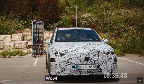 Ola Källenius s voditeljicom Sarah Harman testira potpuno novi električni GLC