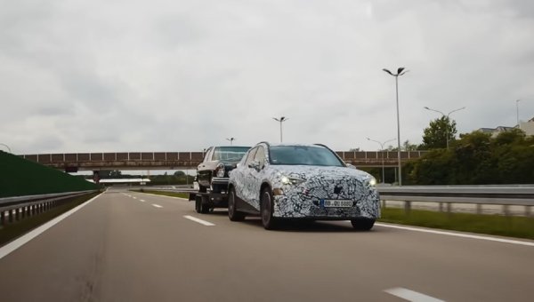 Ola Källenius s voditeljicom Sarah Harman testira potpuno novi električni GLC