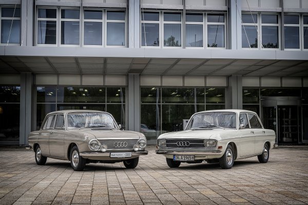 Prvi poslijeratni Audi (desno) i njegov prethodnik, DKW F 102