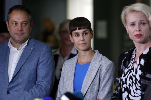 Sara Žibrat (u sredini) predstavila je prijedlog u ime stranke Sloboda