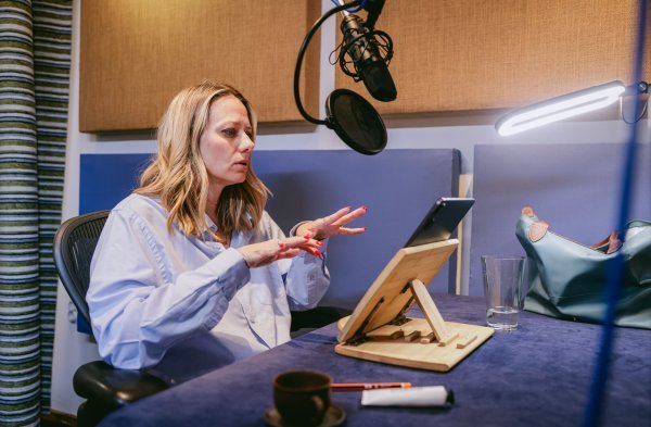 Jelena Veljača čita Olju Knežević