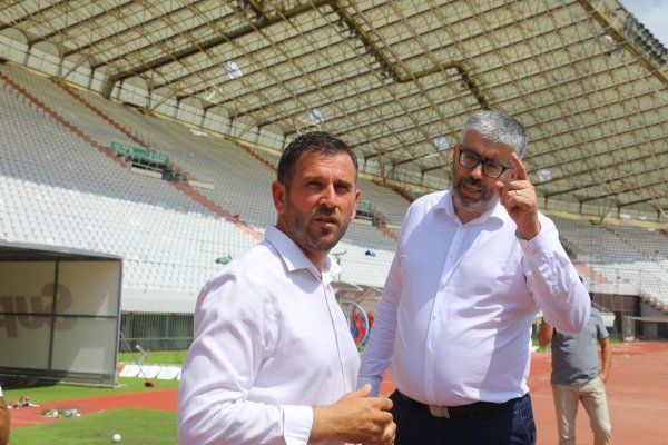 Tomislav Šuta s predsjednikom Hajduka Ivom Bilićem na Poljudu nakon nevremena