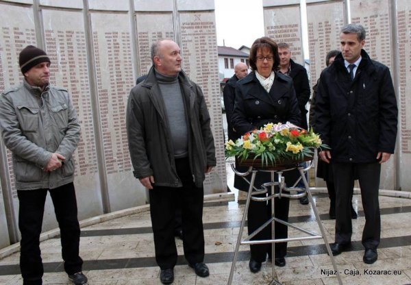 Mirsad Duratović i Maureen Cormack, američka veleposlanica u BiH. 'Odavanje počasti žrtvama genocida Prijedora i Kozarca' (Facebook/Mirsad Duratović) Izvor: Nijaz Huremović/Kozarac.eu 