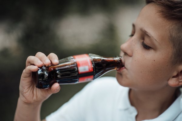 Aspartam, zaslađivač iz Coca-Cole, potencijalni je uzrok preuranjenog puberteta