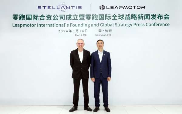Bivši Izvršni direktor Stellantisa Carlos Tavares i osnivač, predsjednik i izvršni direktor Leapmotora Jiangming Zhu