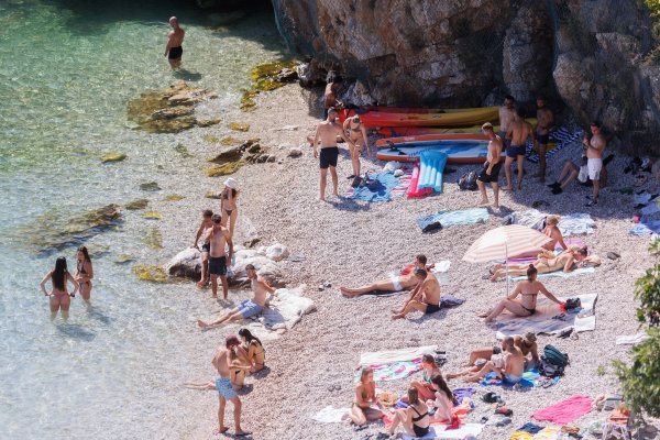 Turisti na plaži u Rijeci