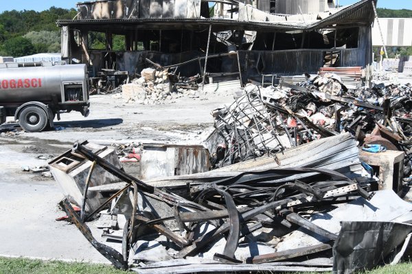 Nakon velikog požara tvornica Baumit u Siraču potpuno je uništena