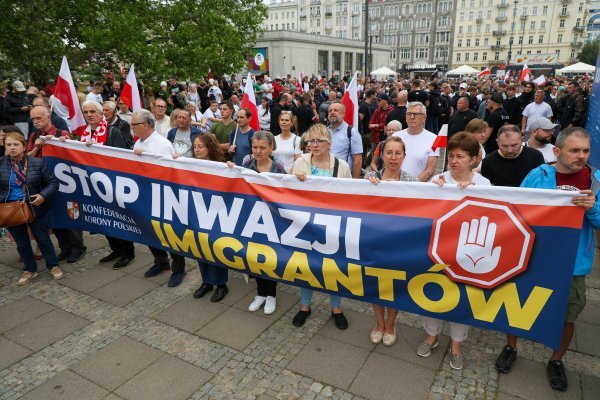 Krajnji desničari okupili tisuće ljudi na antiimigracijskim prosvjedima u  Poljskoj - tportal