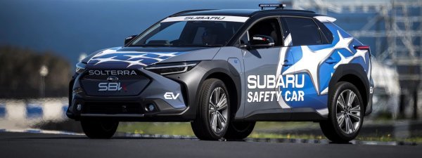 Subaru Solterra potpuno električni sigurnosni automobil u svjetskoj seriji prvenstva motociklističkih utrka (model prije facelifta)