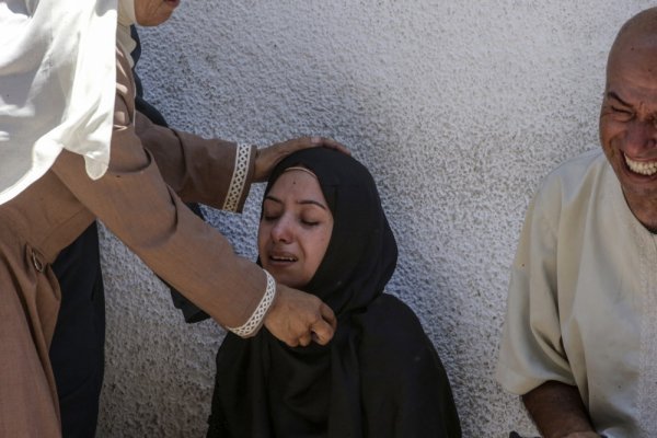 Raseljena Palestinka tuguje nakon što je njezin rođak ubijen na mjestu za distribuciju hrane