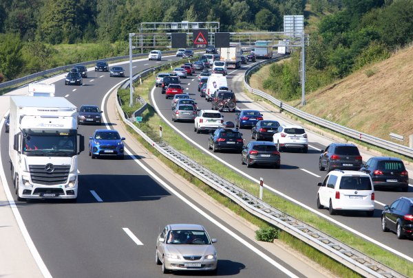 Na čvoru Bosiljevo se autoceste iz smjera Zagreba odvajaju prema Rijeci i Splitu