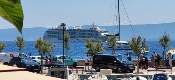 Luksuzni stambeni kruzer MS The World ispred Bola na Braču