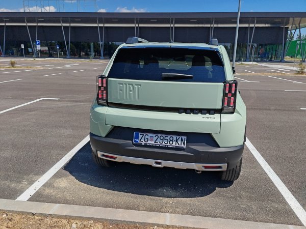 Fiat Grande Panda 1.2 110 e-Hybrid AT La Prima