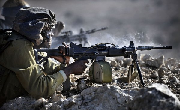 Pripadnik IDF-a s puškom Negev prilikom treninga