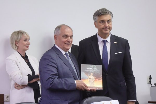Premijer Plenković na potpisivanju ugovora u splitsko-dalmatinskoj županiji