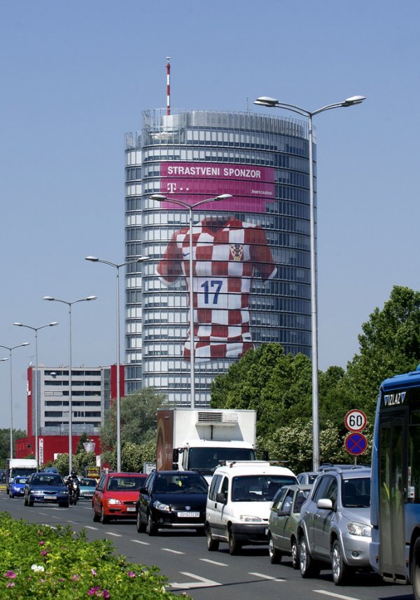 Sky Office odjenuo Mandžukićev dres (1)