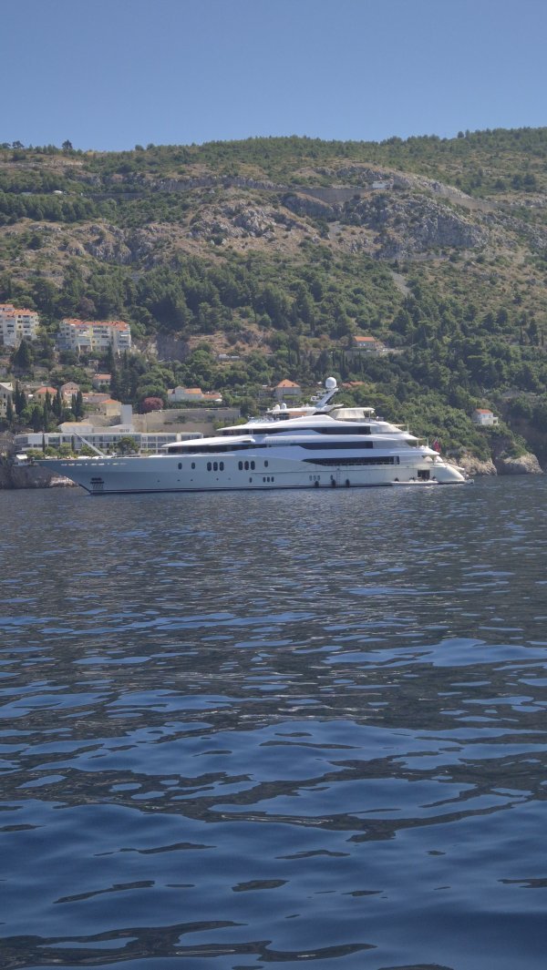 Jahta Eminence usidrena je kod Dubrovnika