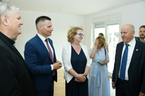 Branko Bačić uručio ključeve korisnicima dviju novoizgrađenih višestambenih zgrada