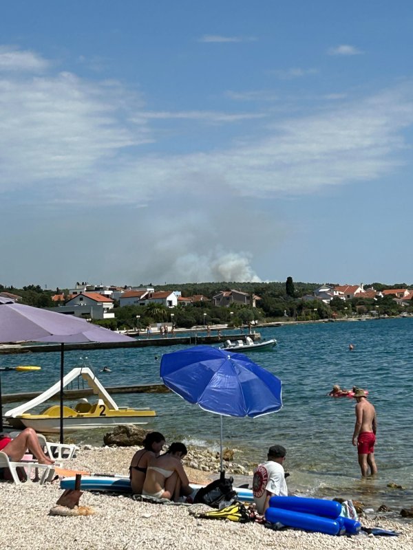 Požar u Diklu vidi se iz Petrčana