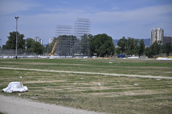 Radovi na uklanjanju pozornice nakon Thompsonovog koncerta