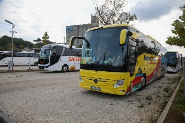 Turistički autobusi (ilustracija)