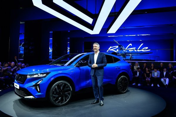 Gilles Vidal pokraj Renault Rafalea