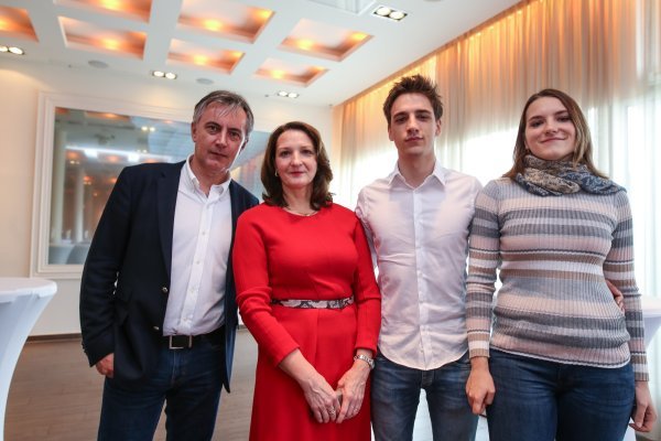 Miroslav i Kim Ann Škora sa kćeri Ivanom i sinom Matijom