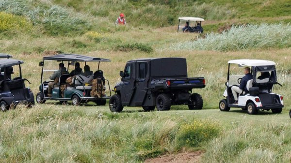 Polarix Ranger X, prerađen u 'Golf Force One', ističe se u koloni dok Trump igra golf na terenu u Škotskoj