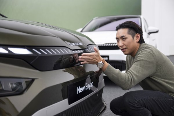Jounggeen Kim iz Škoda tima za vanjski dizajn objašnjava potpuno novi poklopac motora novog Enyaqa