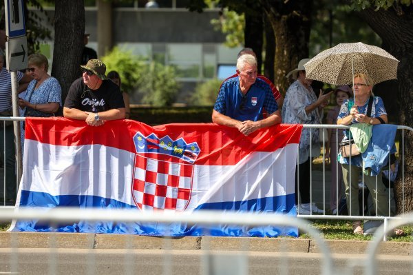 Građani se okupljaju duž trase vojnog mimohoda