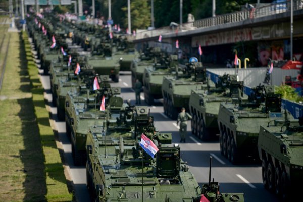 Pogled na Držićevu i kolonu vojnih vozila spremnu za početak mimohoda