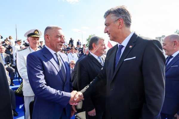 Ante Gotovina i Andrej Plenković na vojnom mimohodu
