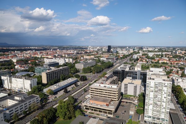 Pogled s visine na mjesto održavanja mimohoda