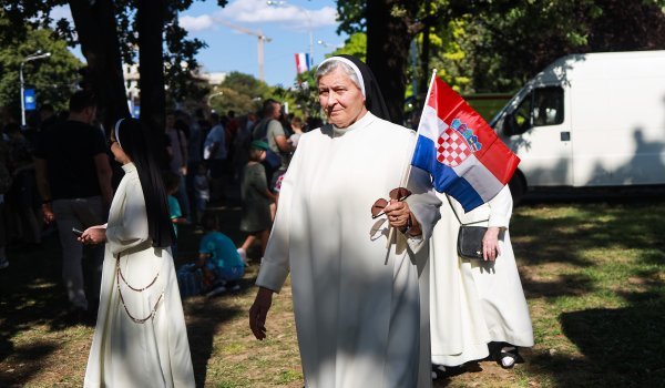 Građani s raznih lokacija prate vojni mimohod
