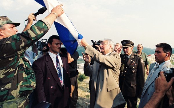 Tadašnji predsjednik Franjo Tuđman podiže zastavu na Kninskoj tvrđavi