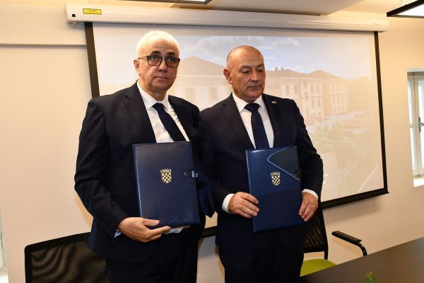 Pakrac: Ministar Tomo Medved potpisao ugovor o izgradnji Braniteljskog centra u Pakracu