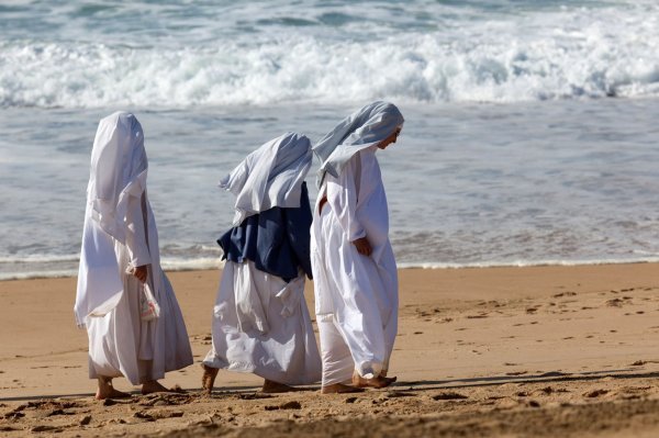 Protivnici zabrane burkinija objavili su na Twitteru fotografije časnih sestara koje nose svoju odoru na plaži uz pitanje: Hoće li i njih francuska policija natjerati da skinu dio svoje odjeće?  