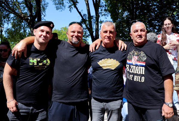 Gradonačelnik Sinja Miro Bulj fotografirao se s obožavateljima Thompsona