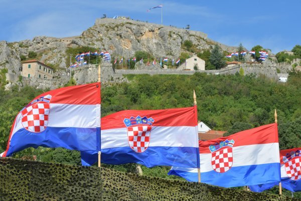 Kninska tvrđava ukrašena hrvatskim zastavama